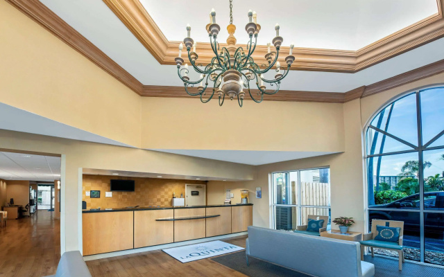 photo 2 of La Quinta Inn & Suites by Wyndham West Palm Beach Airport