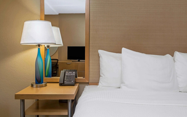 photo 3 of La Quinta Inn & Suites by Wyndham West Palm Beach Airport