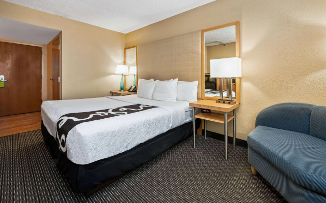photo 4 of La Quinta Inn & Suites by Wyndham West Palm Beach Airport