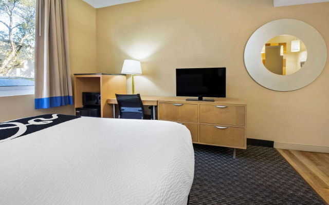 photo 5 of La Quinta Inn & Suites by Wyndham West Palm Beach Airport