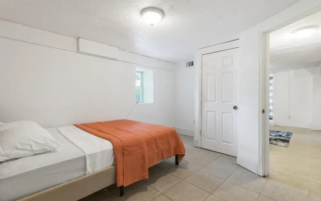 photo 4 of 7 bedrooms Spacious House Near Downtown w Parking