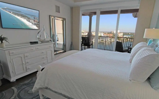 photo 2 of 806 Harborview Grande