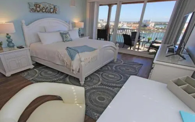 photo 2 of 807 Harborview Grande