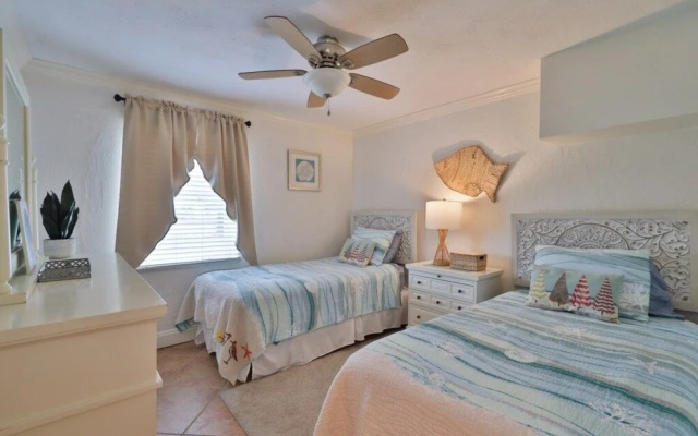 photo 4 of 813 E 6th Ave 3 Bedroom Home by RedAwning