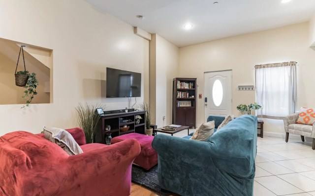 photo 2 of 915 Ridge Avenue