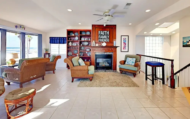 photo 2 of 918 N The Strand Home 3 Bedrooms 3 Bathrooms Home
