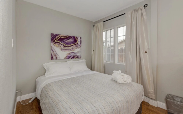 photo 2 of Cozy 2bd House, Minutes From Fb And Stanford Univ! 2 Bedroom Home by RedAwning