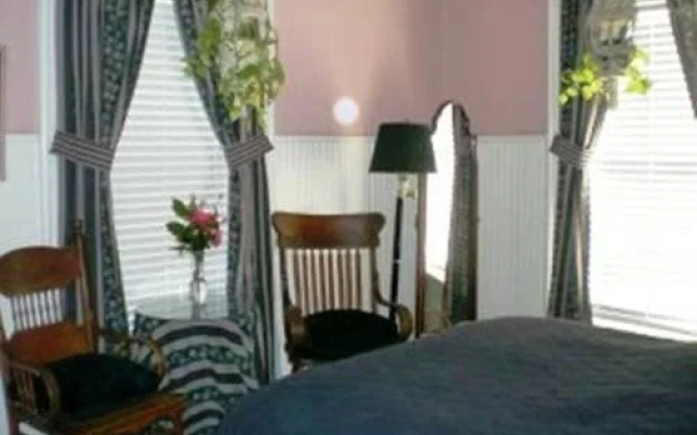 photo 2 of Victorian Garden Inn