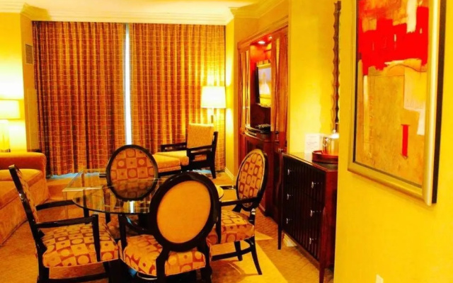 photo 2 of Aaa Deluxe Suite At The Signature Condo Hotel