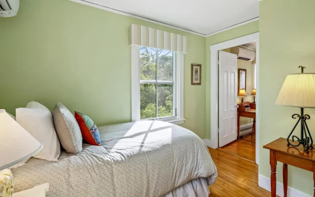 photo 2 of Abigail's Inn