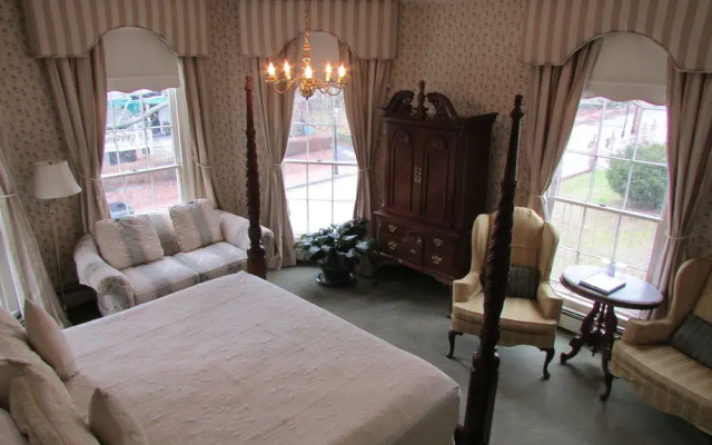 photo 3 of Serenity Inn Newport