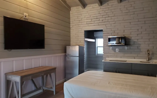 photo 3 of Hollywood Gardens Inn & Suites