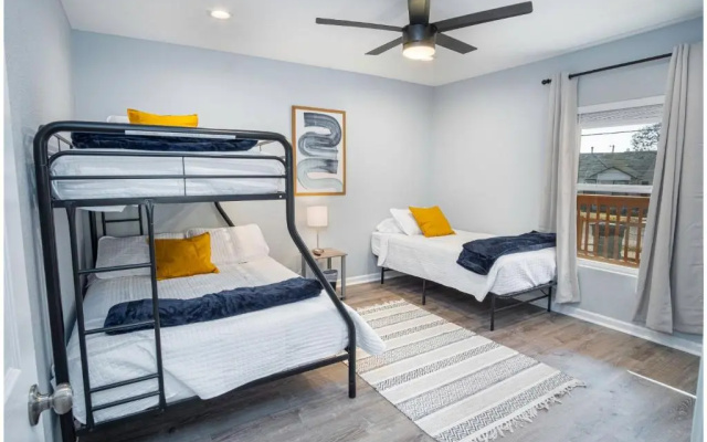 photo 2 of Adorable 4BR 2BA Close to Riverwalk and Downtown