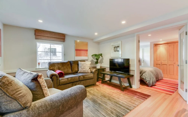 photo 2 of Aesthetically Elegant Downstairs Unit In Oakland 1 Bedroom Apts by Redawning