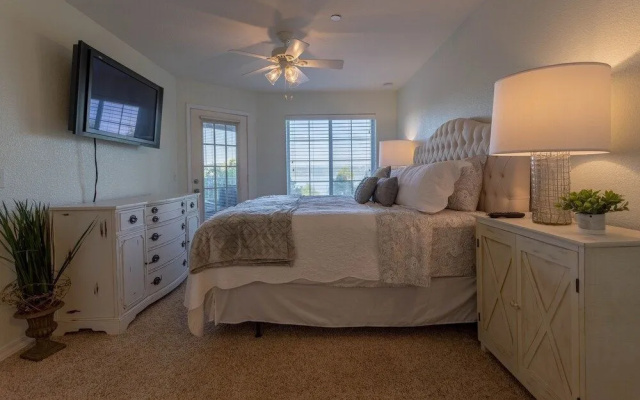 photo 4 of Afternoon Delight 2 Bedroom Condo by Redawning