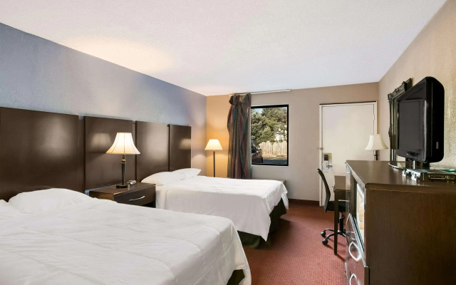 photo 5 of Dutchland Motel
