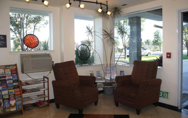 photo 2 of Airport Inn
