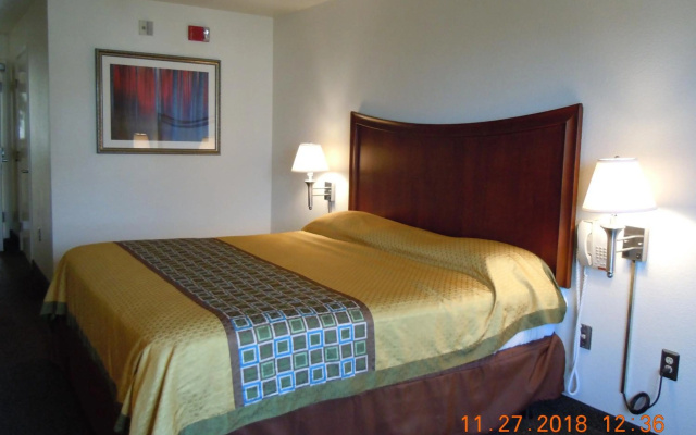 photo 3 of Airport Inn