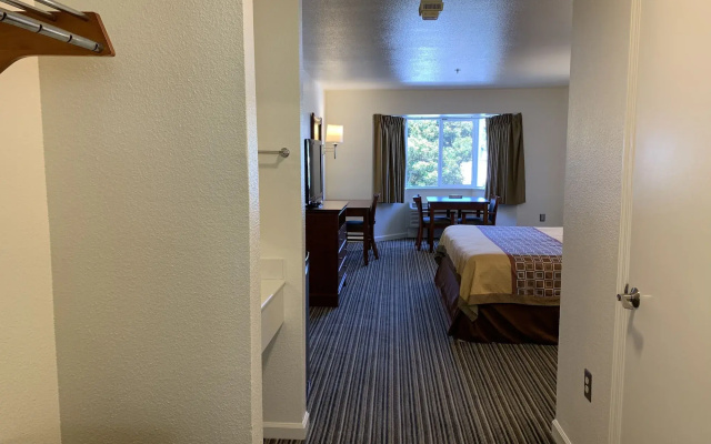 photo 5 of Airport Inn