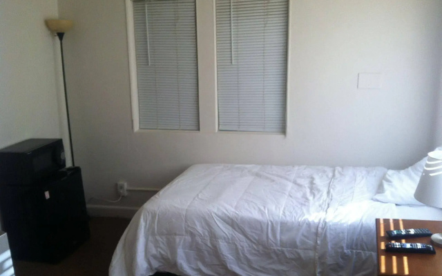 photo 2 of Airport Lodge