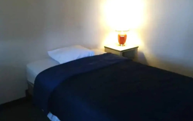 photo 3 of Airport Lodge