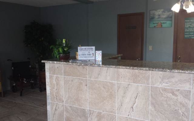 photo 2 of Airport Motor Inn Lounge/Package Store
