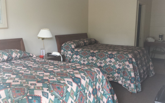 photo 5 of Airport Motor Inn Lounge/Package Store