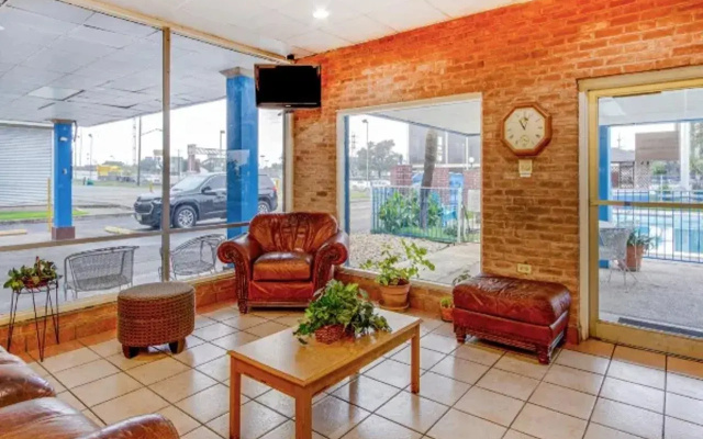 photo 2 of OYO Hotel San Antonio Airport South