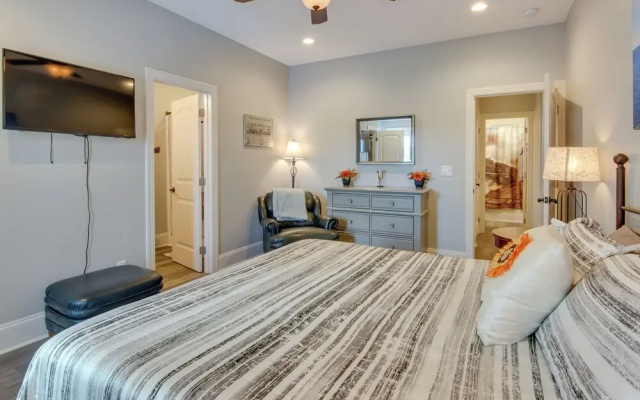 photo 2 of Airy Apartment With Deck - Walk to Main Street!