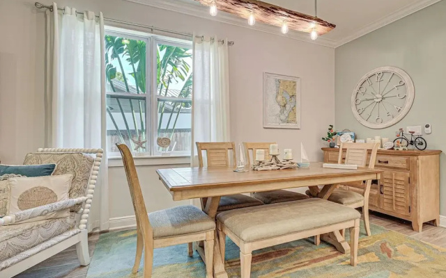 photo 2 of Airy Coastal Casa on Park: 6 Mi to Honeymoon Isle!