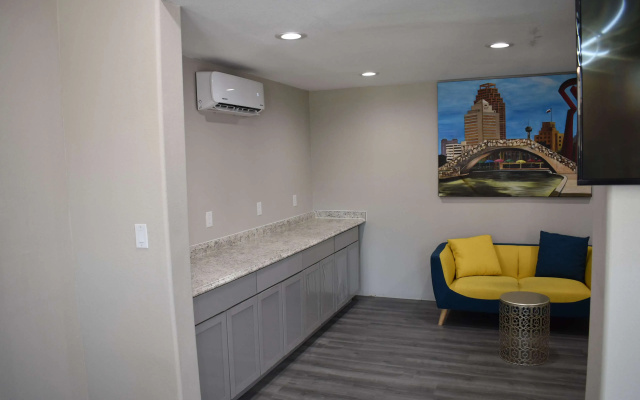photo 2 of Days Inn by Wyndham San Antonio Alamo/Riverwalk