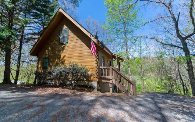 photo 4 of Alessandras - Beautiful Rustic-chic Riverfront Cabin Fireplace pet Friendly