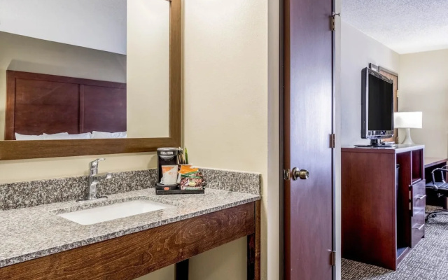 photo 4 of All American Inn & Suites Norwalk