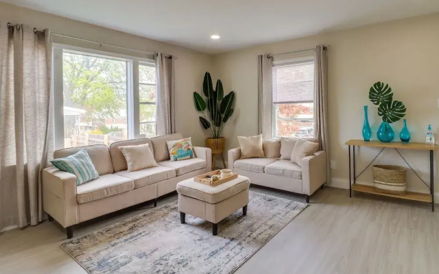 photo 2 of Allentown Townhome W/ Deck - 3 Mi To Ppl Center!