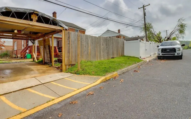 photo 3 of Allentown Townhome W/ Deck - 3 Mi To Ppl Center!