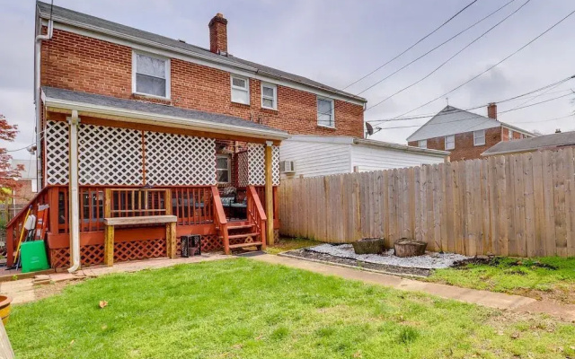 photo 4 of Allentown Townhome W/ Deck - 3 Mi To Ppl Center!