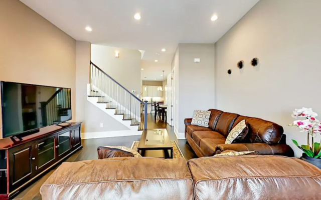 photo 2 of All-suite 3br/3.5ba W/ Rooftop Deck, Near Downtown 3 Bedroom Condo