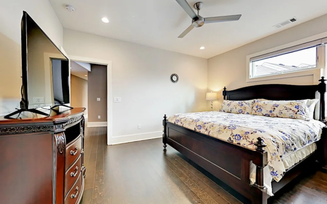 photo 3 of All-suite 3br/3.5ba W/ Rooftop Deck, Near Downtown 3 Bedroom Condo