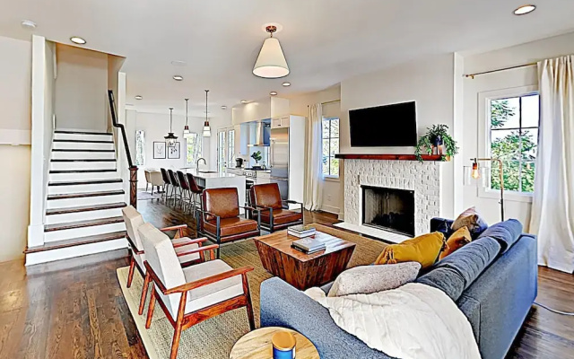 photo 3 of All-suite Townhome W/ Designer Furnishings 3 Bedroom Townhouse