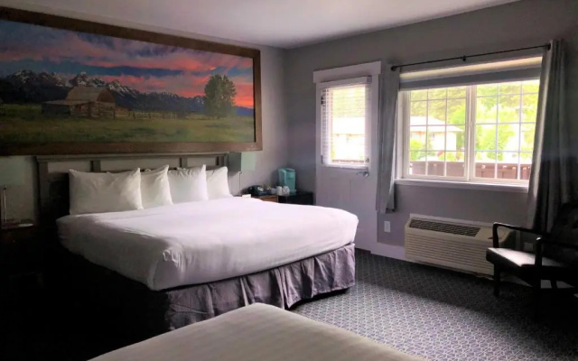 photo 3 of Blue Elk Inn