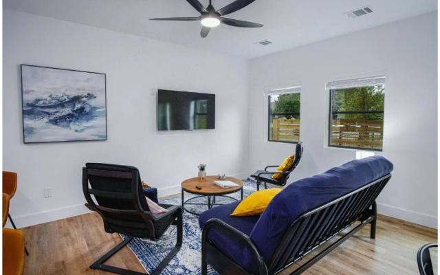 photo 2 of Amazing 3BR 2BA Only 5 Mins From Downtown