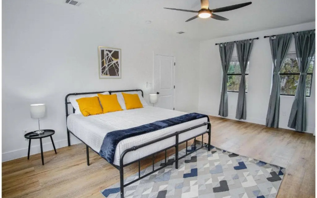 photo 4 of Amazing 3BR 2BA Only 5 Mins From Downtown