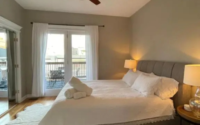 photo 2 of Amazing 3BR 3 BA Property in Chicago