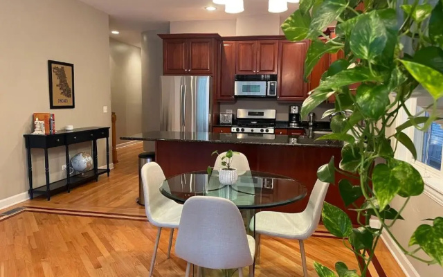 photo 5 of Amazing 3BR 3 BA Property in Chicago