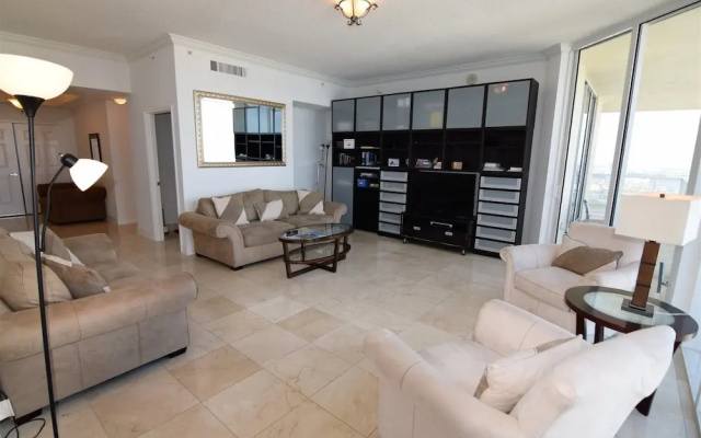 photo 2 of Amazing 4 Bedrooms, 5 Bath + Den Penthouse At La Perla
