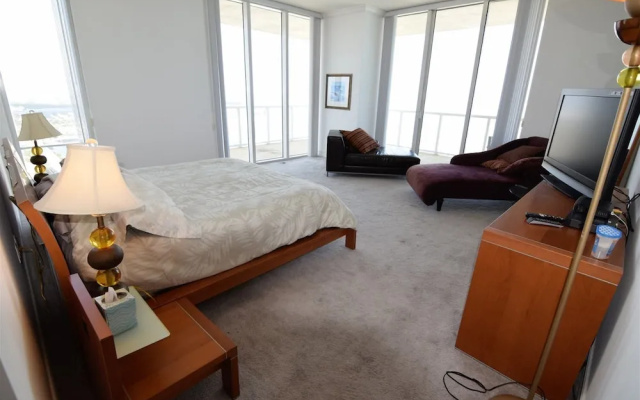 photo 3 of Amazing 4 Bedrooms, 5 Bath + Den Penthouse At La Perla