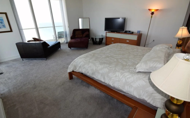 photo 4 of Amazing 4 Bedrooms, 5 Bath + Den Penthouse At La Perla