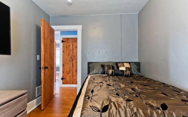 photo 3 of Amazing 5 Bedroom Downtown Ferndale House