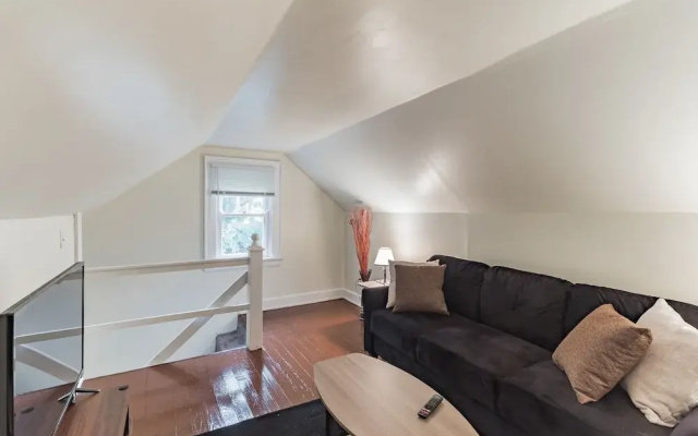 photo 2 of Amazing Centrally Located Apt Combo Near Uc, Hospital And Zoo! 2 Bedroom Apts by Redawning