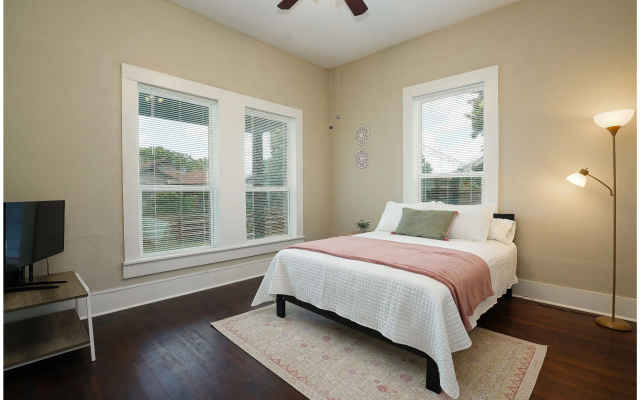 photo 3 of Amazing Fully Fenced Home Only 5 Mins from Downtown